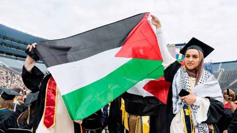جشن فارغ‌التحصیلی در دانشگاه‌های آمریکا با پرچم‌های فلسطین
